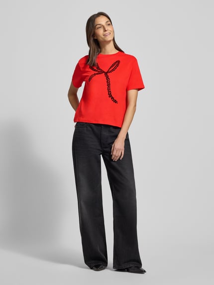 Vrouwenmodel draagt Oversized T-Shirt uit pure katoen van Tom Tailor Denim, rood, unikleur, zachte print, ronde hals, korte mouw, frontale lichaamsopname.