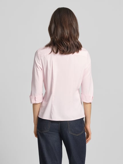 Frauenmodel trägt Hemdbluse mit 3/4-Arm mit Aufschlag von Marc Cain in zartem Rosa, Baumwoll-Viskose-Mix, gerader Schnitt, Rückansicht, Ganzkörperansicht Rückansicht.