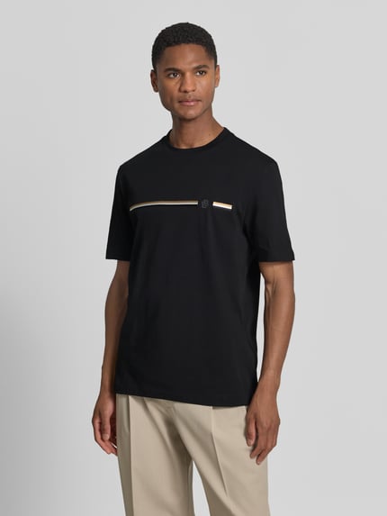 Männermodel trägt Regular Fit T-Shirt aus reiner Baumwolle Modell 'C-TAUT 41' von BOSS, Optik: Unifarben, Logo-Print, Rundhals, Kurzarm, Materialverarbeitung: Jersey, Nahaufnahme Oberkörper.
