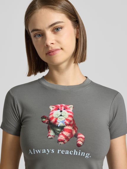 Frauenmodel trägt Slim Fit T-Shirt mit Motiv-Print von DAISY STREET in Grau, Baumwoll-Mix, Rundhalsausschnitt, Nahaufnahme Oberkörper.