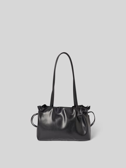 Produktfoto, Shoulder Bag mit Raffungen Modell 'Ella' von Tory Burch, czarny kolor, magnetyczne zapięcie, smukłe paski na ramię, główna komora, wewnętrzna kieszeń na zamek, Szerokość w rozmiarze 1: 24 cm, długość 20 cm, głębokość 10 cm, faktura gładka, matowa