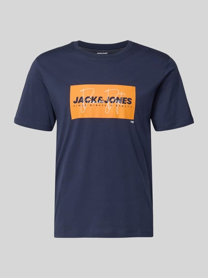 Produktfoto, Regular Fit T-Shirt aus reiner Baumwolle Modell 'COLE' von Jack & Jones, navyblau, oranger Label-Print, Rundhalsausschnitt, glatte Textur