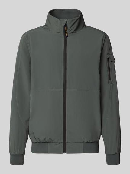 Produktfoto, Windbreaker mit Stehkragen Modell 'YETUR' von CARS JEANS in Dunkelgrau, glatte Textur, gerader Schnitt, Reißverschlusstasche am Arm, elastische Bündchen, Material-Mix mit Stretch-Anteil, neutraler Hintergrund