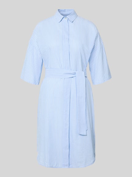 Produktfoto, Knielanges Hemdblusenkleid mit Bindegürtel Modell 'DERBY' von 0039 Italy, len-bawelniany miks, prosty krój, długość do kolan, kołnierzyk koszulowy, pasek wiązany, długość pleców w rozmiarze S 98 cm, szerokość w rozmiarze S 55 cm, długość rękawa w rozmiarze S 26 cm, pasiasty wzór, jasnoniebieski i biały, gładka tkanina.