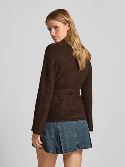 Frauenmodel trägt Cardigan mit Woll-Anteil und Bindegürtel von Gina Tricot in Braun, taillierter Schnitt, Mixgewebe, Ganzkörperansicht Rückansicht.
