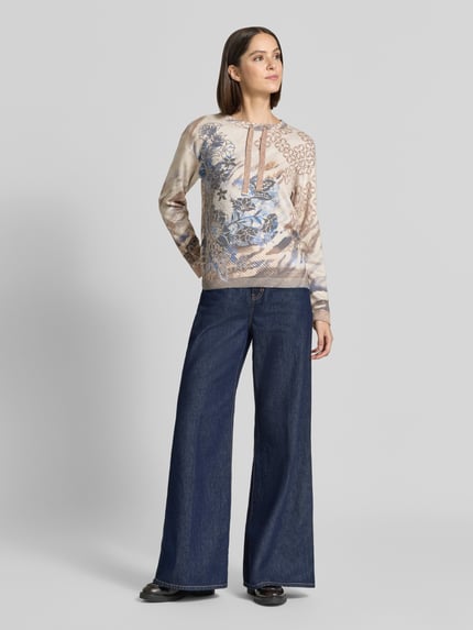 Vrouwenmodel draagt Regular fit pullover met viscose, beige met blauwe print, denim broek, Betty Barclay, model 'LT AUGUST', dames, volledige vooraanzicht.