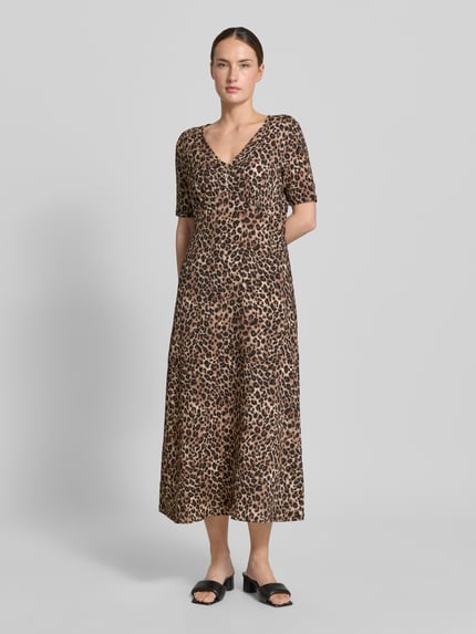 Vrouwenmodel draagt Midikleid met V-hals en korte knoopsluiting van Zero, getailleerd model, materiaalmix met stretch, bruin-zwart luipaardpatroon, ruglengte maat 36: 125 cm, borstwijdte maat 36: 45 cm, mouwlengte maat 36: 25 cm, geheelopname van voren.