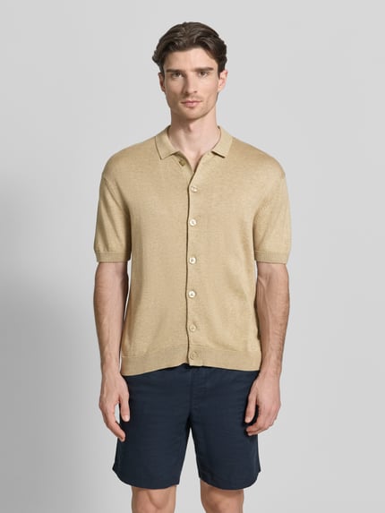 Männermodel trägt Freizeithemd mit 1/2-Arm Modell 'BELLS' von Casual Friday aus Baumwoll-Lyocell-Mix, Regular-Fit, Ganzkörperansicht von vorne.