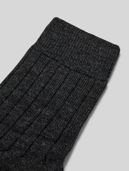 Produktfoto, Strümpfe aus Schurwollmischung Modell 'Teppich im Schuh' von FALKE, dunkles Grau, Rippenstruktur, gepolsterte Sohle, verstärkte Belastungszonen
