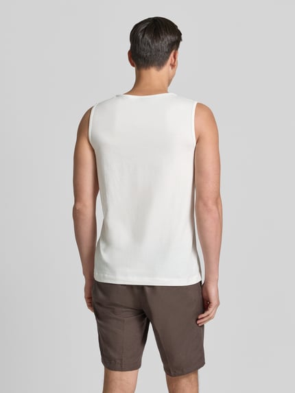 Männermodel trägt Tanktop mit Rundhalsausschnitt und Logo-Print von Lerros aus Reine Baumwolle, Regular-Fit, Rückenlänge 69 cm, Ganzkörperansicht Rückansicht