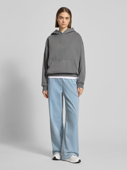 Kobiece model nosi Relaxed Fit Cordhose aus reiner Baumwolle od Marc O'Polo Denim, jasnoniebieski jednokolorowy sztruks, wpuszczane kieszenie, wyhaftowane logo, elastyczny ściągacz, bawełna, faktura, Ganzkörperansicht von vorne.
