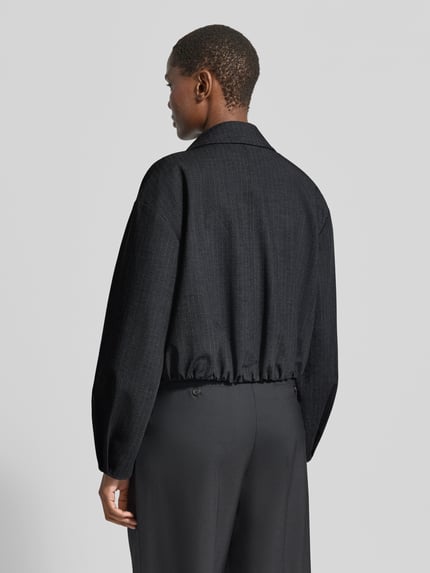 Frauenmodel trägt Regular Fit Blazer mit Drapierungen Modell 'SOUFFLE' von MANGO, dunkler Material-Mix mit Viskose, Rückenansicht, Ganzkörperansicht Rückansicht.