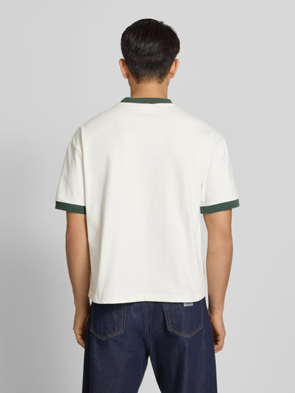 Männermodel trägt Herren T-Shirt mit Label-Stitching Modell 'Rush' von PROHIBITED aus Reine Baumwolle, Regular-Fit, Rückenlänge 65 cm, Ganzkörperansicht Rückansicht.