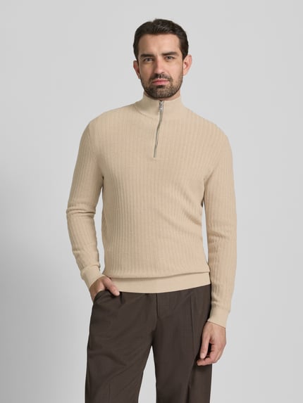 Mannelijk model draagt Strickpullover mit gerippten Abschlüssen van Christian Berg Men in beige, katoen, regular fit, voorkant, bovenlichaam close-up.
