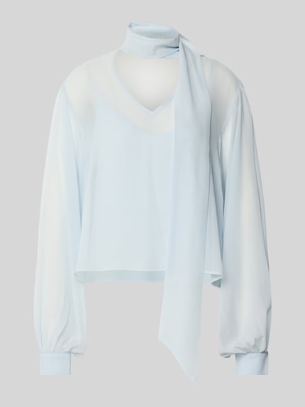 Productfoto, lichtblauwe Schluppenbluse uit vloeiende stof, V-hals, regular fit, model 'urina' van Gestuz, chiffon, geribbelde textuur.