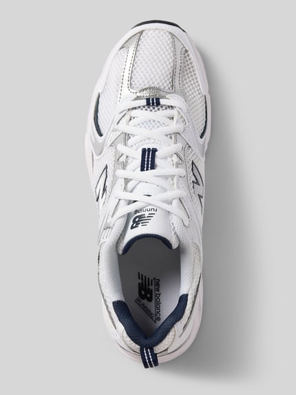 Produktfoto, Sneaker mit Label-Detail Modell 'MR530SG' von New Balance in Weiß mit abgerundeter Form, Schnürung, strukturierte Sohle, Absatzhöhe 5 cm, Schafthöhe 6 cm, Schaftweite 7 cm