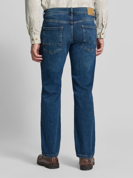 Männermodel trägt Regular Fit Jeans mit Eingrifftaschen von MCNEAL, Baumwoll-Elasthan-Mix, Used-Look, Ganzkörperansicht Rückansicht.