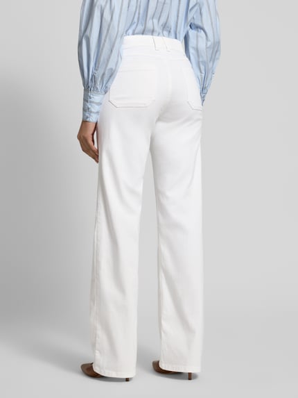 Frauenmodel trägt weiße Straight Fit Hose mit aufgesetzten Gesäßtaschen Modell 'Liz Urban' von Angels aus elastischem Baumwoll-Mix, Ganzkörperansicht Rückansicht.