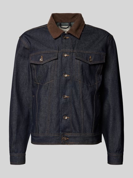 Produktfoto, Jeansjacka mit Brusttaschen Modell 'BILLY' von Redefined Rebel, czysta bawełna, krój regular fit, brązowy kołnierz, granatowy jeans, kieszenie na piersi, listwa guzikowa, długość tyłu w rozmiarze M: 64 cm, szerokość ramion w rozmiarze M: 48 cm, szerokość w rozmiarze M: 55 cm, długość rękawa w rozmiarze M: 63 cm