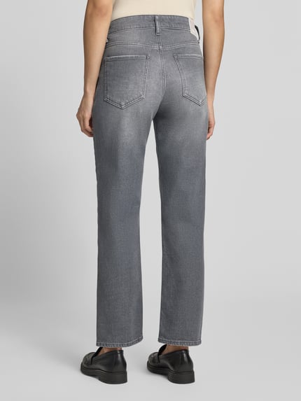 Frauenmodel trägt graue Straight Fit Jeans aus Baumwoll-Mix Modell 'MADISON S' von Brax, Damen Straight Fit Jeans, Ganzkörperansicht Rückansicht.