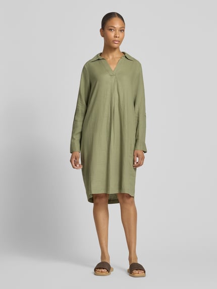 Vrouwenmodel draagt Figuriumspielendes Freizeitkleid aus Leinen-Viskose-Mix van s.Oliver RED LABEL, uni, midi-lengte, v-hals, lange mouw met turn-up, flammengaren, kaki groen, los vallende fit, vooraanzicht hele lichaam