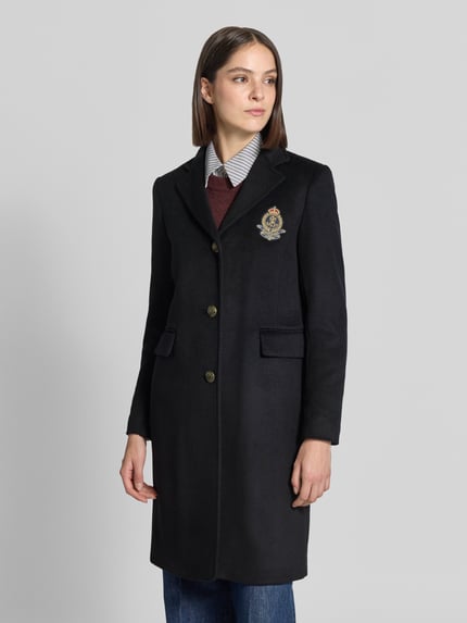 Modelka nosi płaszcz Regular Fit Mantel aus Woll-Kaschmir-Mix od Lauren Ralph Lauren w kolorze czarnym, gładka tekstura, widok całej sylwetki z przodu.
