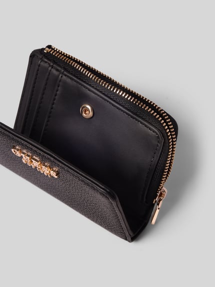 Productfoto, zwart portemonnee met goudkleurige ritssluiting en labelapplicatie, Portemonnee met Label-Applikation Model 'MELODY' van GUESS, dames portemonnee met hoofvak met ritssluiting en diverse binnenvakken