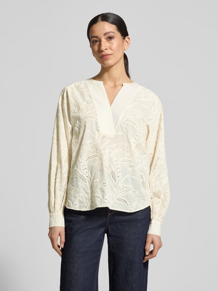 Vrouwenmodel draagt Relaxed Fit Tunikabluse mit Lochstickerei van Milano Italy, katoenmix, V-hals, geborduurde details, voorkant geheel in beeld, vooraanzicht.