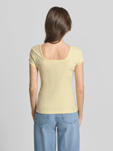 Frauenmodel trägt T-Shirt in Ripp-Optik mit Karree-Ausschnitt von JAKE*S STUDIO WOMAN in Hellgelb, Baumwoll-Elasthan-Mix, Ganzkörperansicht Rückansicht.