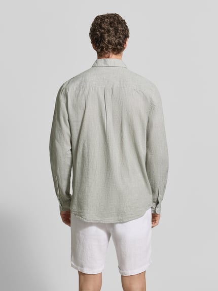 Męski model nosi Regular Fit Freizeithemd aus Leinen-Baumwoll-Mix von MCNEAL, jasnoszary, faktura lniano-bawełniana, z kołnierzem kent, listwa guzikowa, długość pleców w rozmiarze M: 74 cm, szerokość w rozmiarze M: 48 cm, długość rękawa w rozmiarze M: 66 cm, całkowity widok z tyłu.