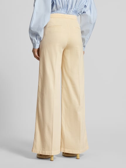 Frauenmodel trägt Wide Leg Hose mit Bügelfalten Modell 'Bridget' von SEDUCTIVE, Leinen-Baumwoll-Mix, helle Farbe, Ganzkörperansicht Rückansicht.