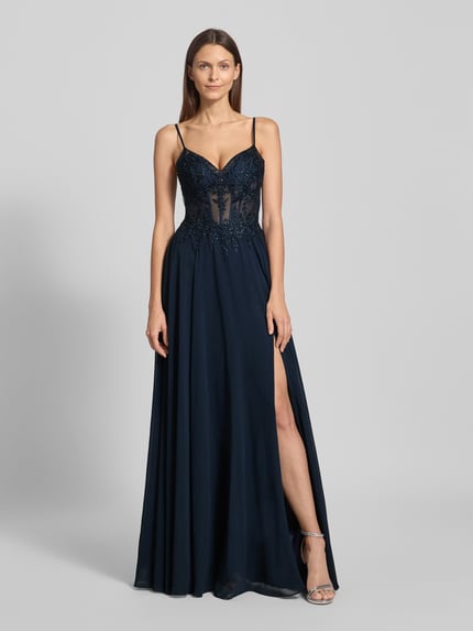 Frauenmodel trägt Regular Fit Abendkleid mit floralem Spitzenbesatz von Luxuar in Dunkelblau, semitransparent, Spaghettiträger, Ganzkörperansicht von vorne.
