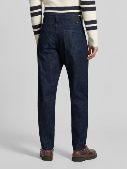 Męski model nosi granatowe jeansy Relaxed Fit Jeans aus Baumwoll-Mix Modell 'Tan' von Strellson, tekstura gładka, Ganzkörperansicht Rückansicht. Herren Relaxed Fit Jeans von Strellson.