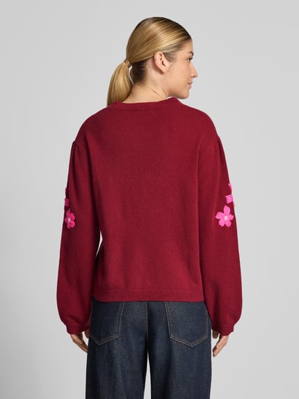 Frauenmodel trägt Strickpullover aus Wolle mit Stitchings und Perlen von Christian Berg Woman in Dunkelrot mit pinken Details, Relaxed Fit, Rückansicht, Damenmode.