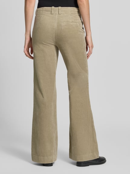 Männermodel trägt jasnobeżowe spodnie sztruksowe 'Flared Fit Cordhose aus Baumwoll-Mix' von Marc O'Polo, prosta struktura, rozkloszowany krój, damska moda, Ganzkörperansicht Rückansicht.