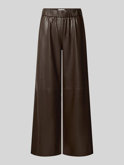 Produktfoto, Wide Fit Hose in Leder-Optik von COMMA in Dunkelbraun, elastischer Bund, Eingrifftaschen, glatte Oberfläche, Damenmode.