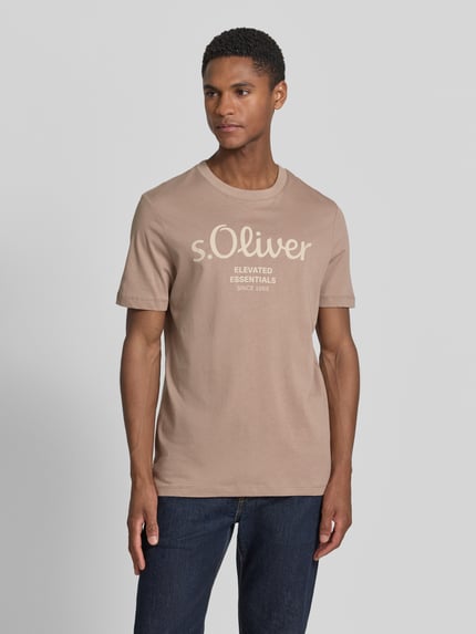 Männermodel trägt Regular Fit T-Shirt aus reiner Baumwolle von s.Oliver RED LABEL, Optik: Unifarben, Label-Print, Rundhals, Kurzarm, Jersey, Ganzkörperansicht von vorne.