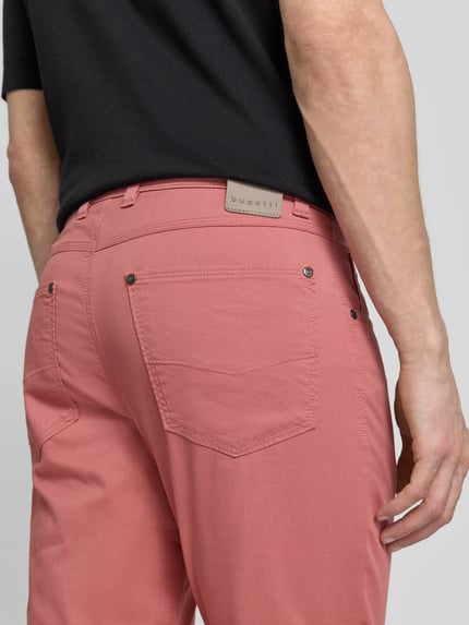 Männermodel trägt Regular Fit Hose mit Eingrifftaschen Modell 'CORDOBA' von bugatti, Baumwoll-Elasthan-Mix, Nahaufnahme Rückansicht.