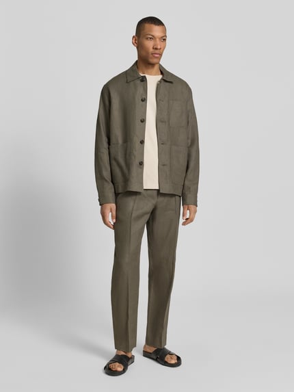 Mężczyzna model nosi Regular Fit Overshirt aus reinem Leinen Modell 'BAIRD' od SELECTED HOMME, efekt: jednolity kolor, krój regular fit, wykładany kołnierz, listwa guzikowa, długi rękaw, brustasza, nakładana boczna kieszeń, wykończenie materiału: czysty len, Ganzkörperansicht von vorne.