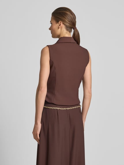 Frauenmodel trägt Weste mit Schalkragen von Rinascimento in Braun, taillierte Passform, elastischer Material-Mix, Rückansicht Ganzkörperansicht.
