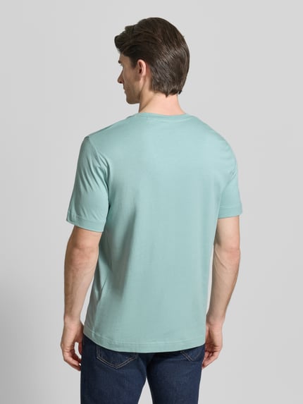 Männermodel trägt Regular Fit T-Shirt aus reiner Baumwolle von Marc O'Polo in Uni-Optik, Jersey-Material, Ganzkörperansicht Rückansicht.