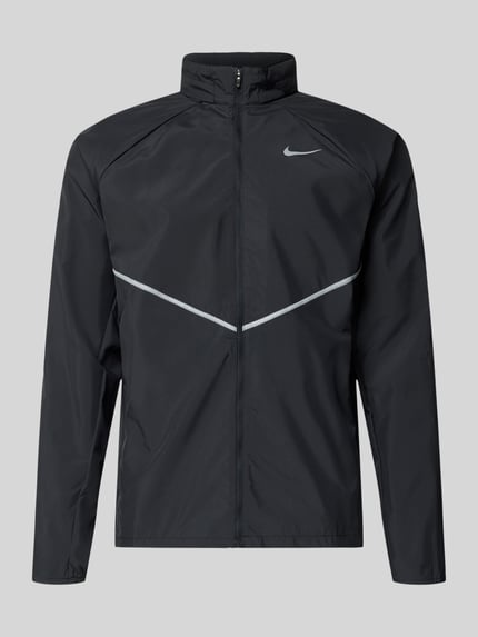 Produktfoto, Regular Fit Jacke mit Stehkragen Modell 'Miler' von NIKE TRAINING in Schwarz mit Logo-Print, Reißverschluss, glatte Textur