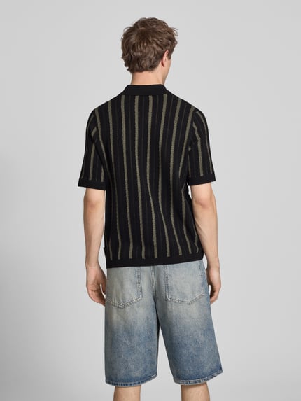Männermodel trägt Regular Fit Strickjacke aus reiner Baumwolle von Marc O'Polo Denim, gestreift, kurzarm, Strukturstrick, Ganzkörperansicht Rückansicht.
