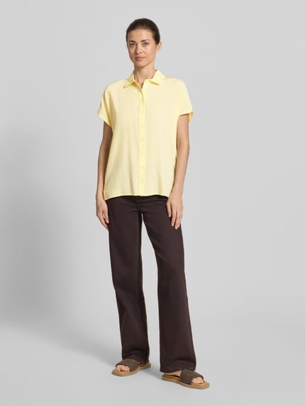 Vrouwenmodel draagt Regular Fit blouse uit viscose van Christian Berg Woman in lichtgeel met overhemdkraag en knoopsluiting, dames, zuiver viscose, regular fit, ruglengte maat 36: 64 cm, mouwlengte maat 36: 15 cm, geheellichaamsaanzicht van voren.