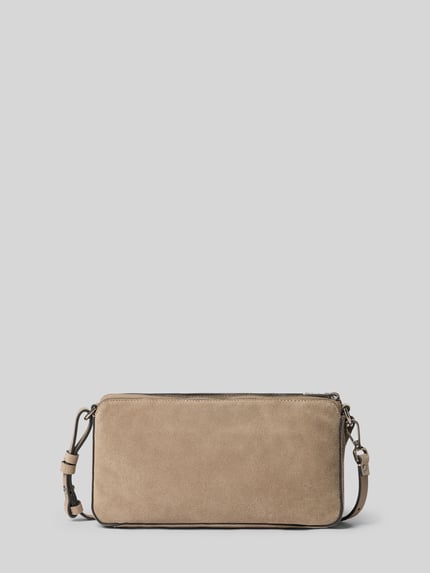 Produktfoto, Crossbody Bag aus echtem Leder Modell 'CLARICE' von LIEBESKIND BERLIN in Beige mit glatter Textur, Reißverschluss und Logo-Detail, rechteckige Form, Größe 26x14x7 cm, Schulterriemen 128 cm