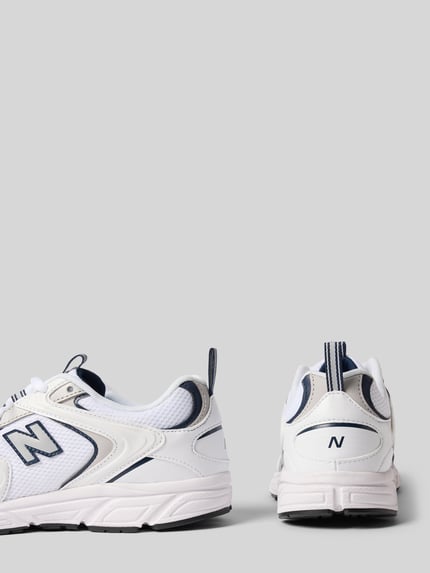 Productfoto, witte sneakers met donkerblauw logodetail, afgeronde pasvorm, licht geprofileerde zool, Model '408' van New Balance, dames, hakhoogte maat 40: 3 cm, schachthoogte: 7 cm, schachtbreedte: 8 cm