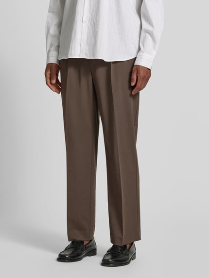 Mannenmodel draagt Straight Fit broek met viscose van MCNEAL, elastische materiaalmix, bandplooien, achterzakken, knoop- en ritssluiting, bandwijdte maat M 41 cm, binnenbeenlengte maat M 75 cm, geheel aanzicht voorkant.