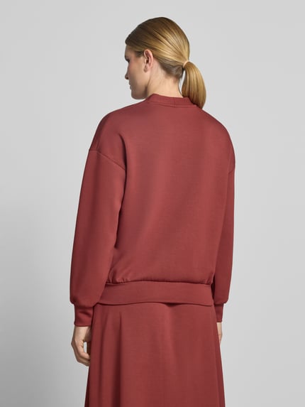 Vrouwenmodel draagt Relaxed Fit Sweatshirt uit modalmix model 'BANU' van Soyaconcept in warme roodbruine tint, dames sweatshirt, volledig achteraanzicht.