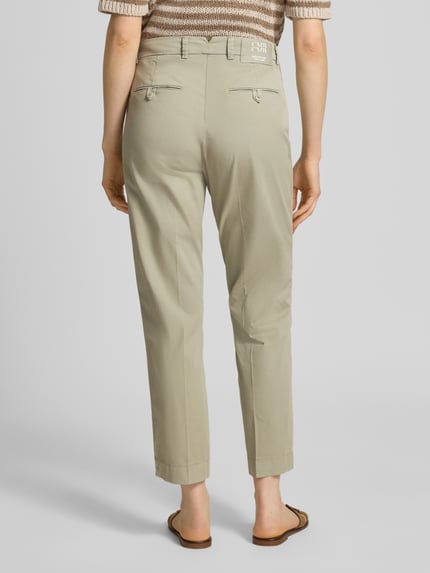 Frauenmodel trägt Hose mit Gesäßtaschen Modell 'KIANA' von Cambio aus Baumwoll-Elasthan-Mix, Verkürzte Passform, Ganzkörperansicht Rückansicht.