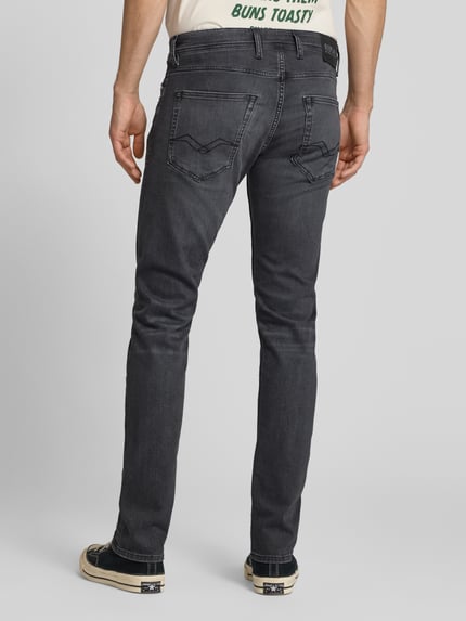 Mannenmodel draagt Slim Fit Jeans im 5-Pocket-Design Modell 'Grover' van Replay in donkergrijs katoenmix met stretch, nauwsluitend model, regular fit, productdetails van heren regular fit jeans, 5-pocketmodel, knoop- en ritssluiting, bandwijdte maat 32/32: 43 cm, binnenbeenlengte: 83 cm, volledig achteraanzicht